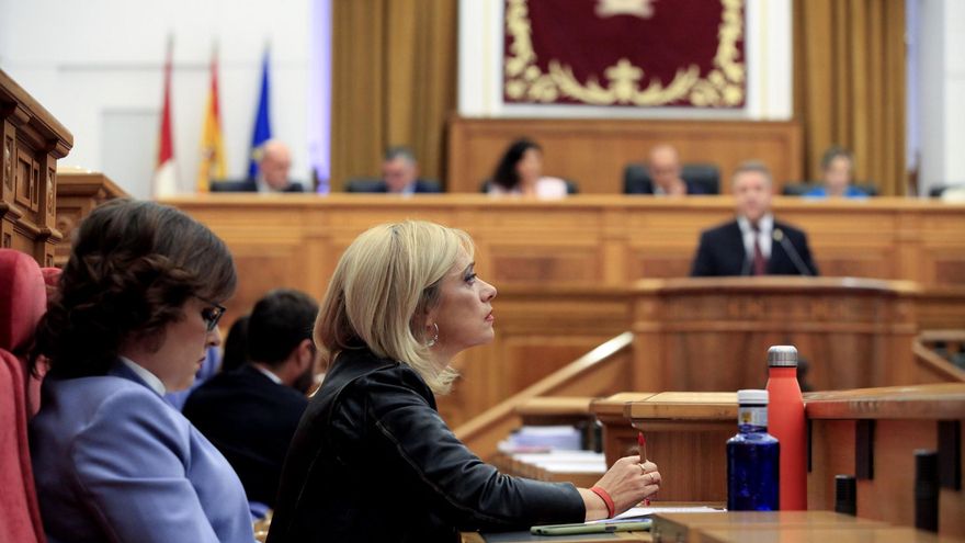 Carmen Picazo, líder de Ciudadanos, escucha el discurso de Emiliano García-Page en el Debate de la Región 2022