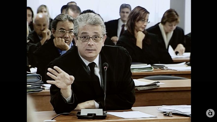 Manolo Mata, detrás del letrado Javier Boix, durante el juicio al doctor Maeso, en una imagen de archivo recuperada por el programa 'L'hora fosca' de À Punt.