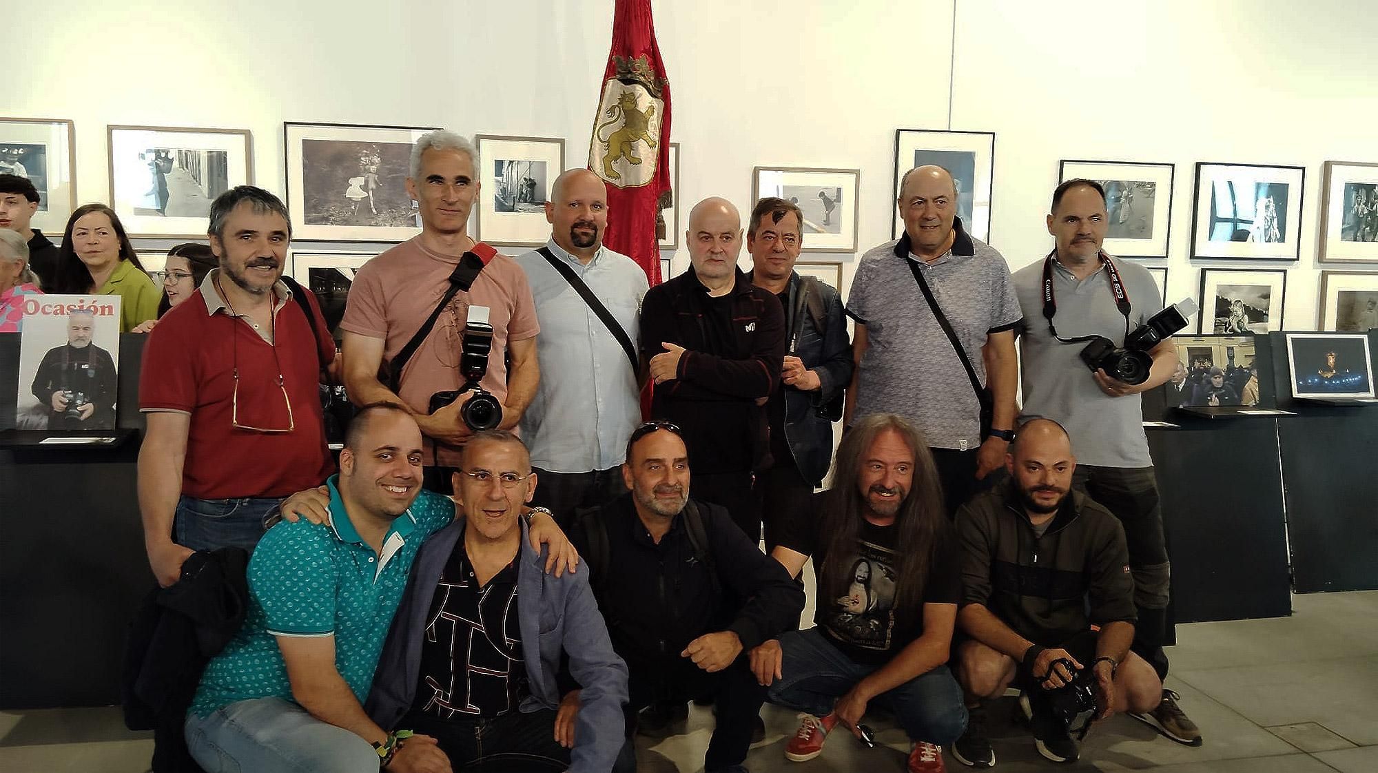 Los fotógrafos de la prensa leonesa posan junto a Mauricio Peña.