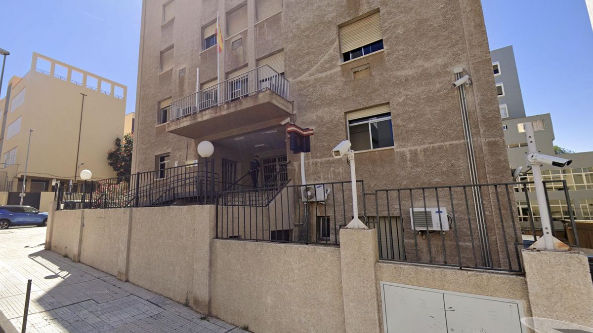 A professional wrestler from Desokupa beats a man to death in Tenerife and takes his body to the police station.