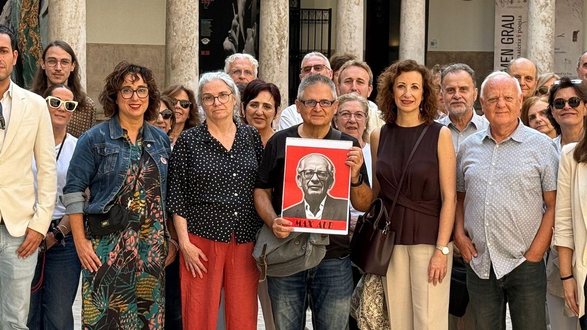 Miembros del grupo municipal socialista junto a la nieta de Max Aub, María Teresa Álvarez Aub, y al profesor José María Azkárraga.
