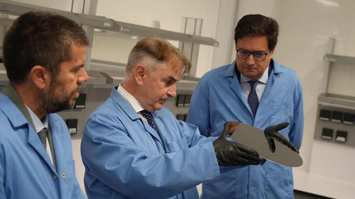 De izquierda a derecha, el rector de la Universidad de La Laguna, Francisco García; el director de Wooptix, José Manuel Rodríguez; y el ministro para la Transformación Digital, Óscar López, de quien depende la SETT.