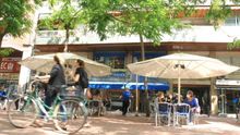 La terraza de la horchatería Bonastre, en avenida Mistral de Barcelona, estaba llena este lunes a mediodía