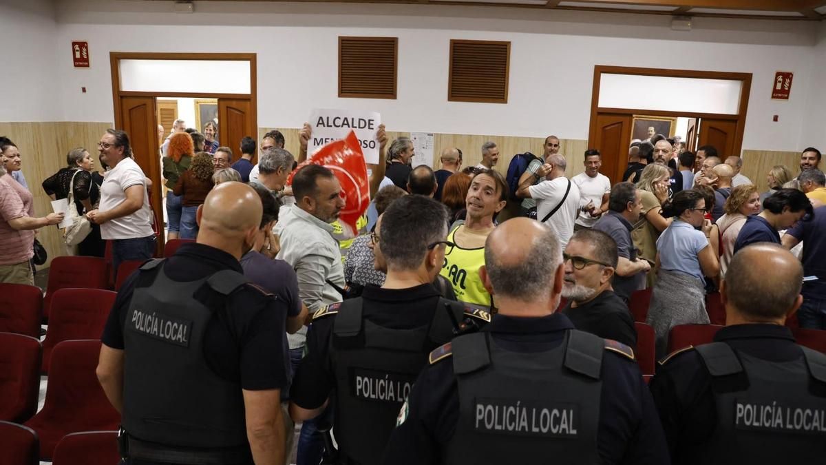 Desalojado el Pleno tras las interrupciones por las protestas: "¿Quién se fía de José María?"