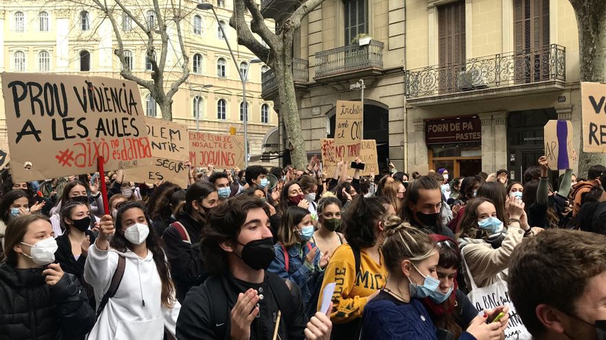 Concentración de estudiantes de artes escénicas y del Institut del Teatre, reclamando "la expulsión imediata" del exprofesor del centro, Joan Ollé, tras las acusaciones de presunto acoso sexual y abuso de poder