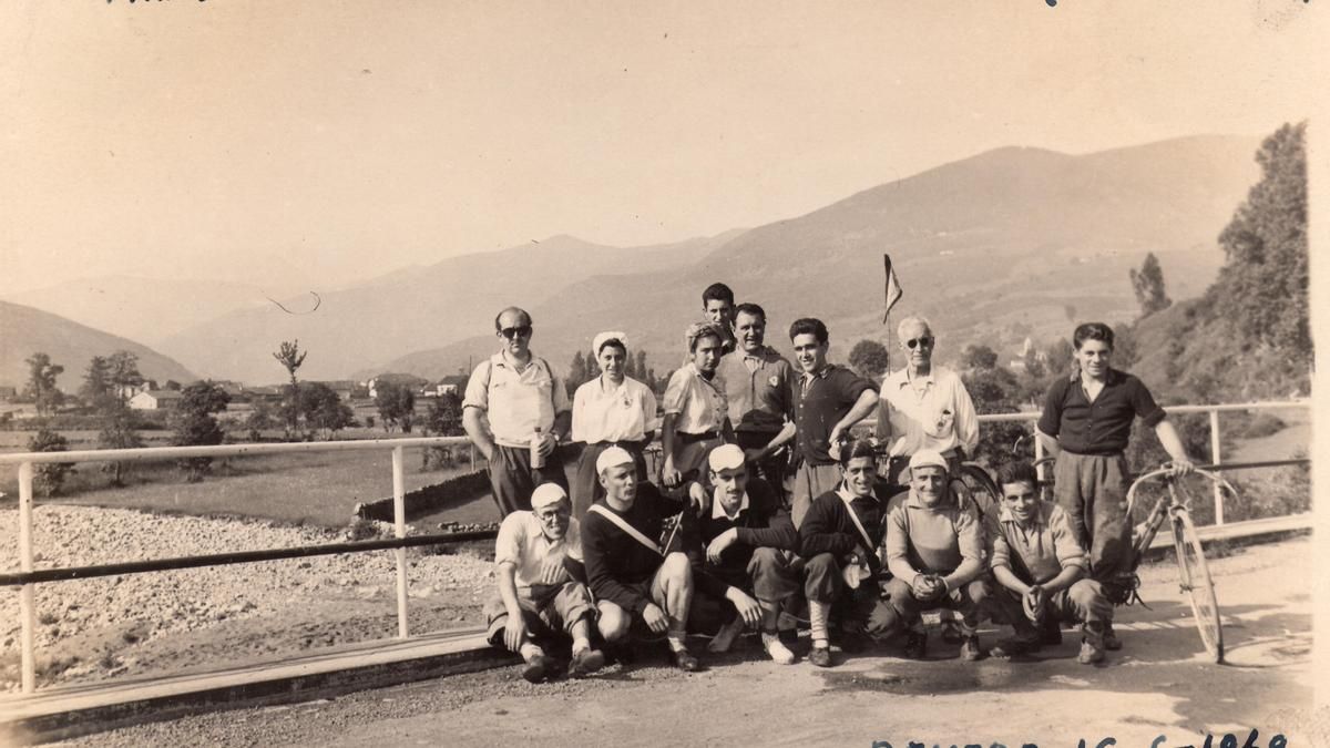 Excursión del Club Ciclista Gijonés y la Peña Otero a Cabuérniga (Cantabria), con presencia de Victorino Otero y miembros de la familia Cuesta. 
