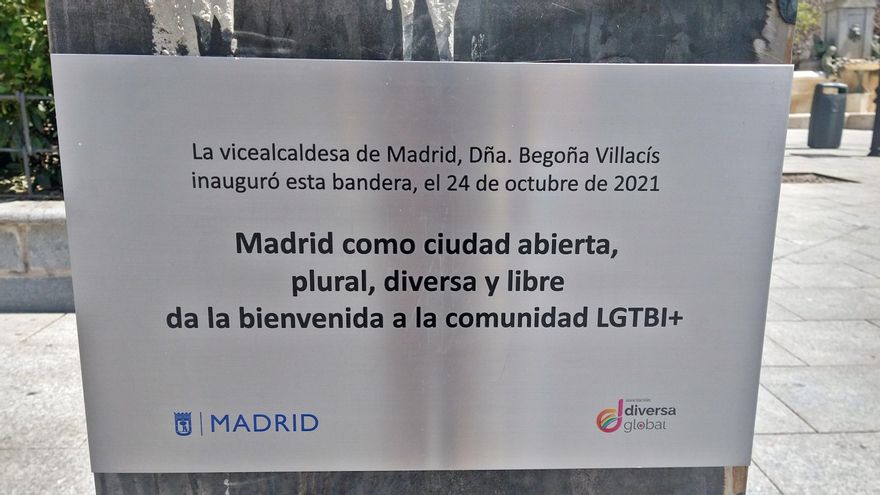Madrid instala su bandera LGTBI permanente en Chueca sin avisar y con polémica por la placa que nombra a Villacís