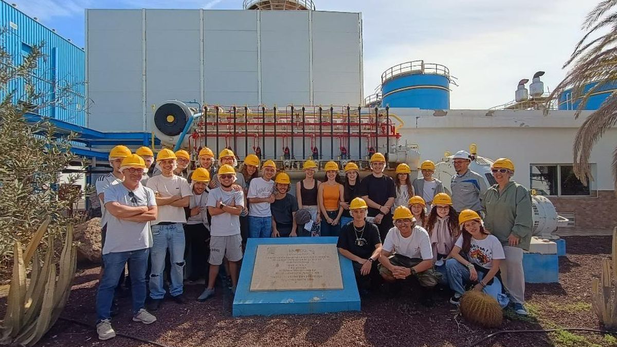 Estudiantes visitan la Central Térmica de Las Salinas y se interesan por la transición energética en Canarias