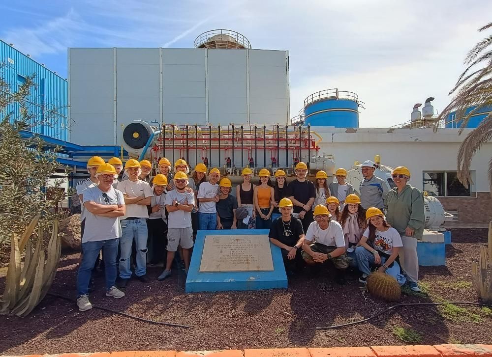 Foto de grupo de los estudiantes y docentes, en la visita a la Central Térmica Las Salinas.
