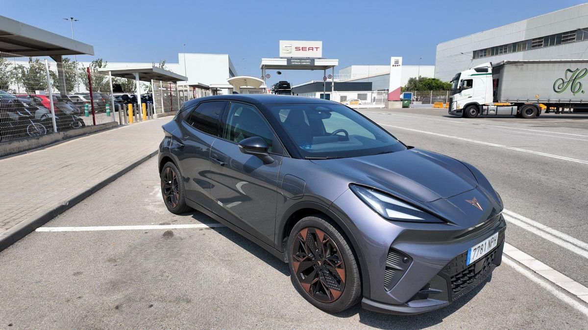 Cupra Raval frente a la fábrica de Seat de la Zona Franca de Barcelona