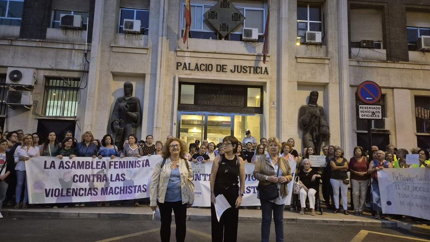 Nueva concentración en Murcia para denunciar la sentencia de corrupción de menores: "¡Las niñas no se tocan!"