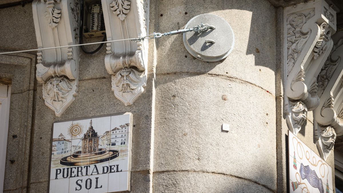 Uno de los anclajes para los toldos en la Puerta del Sol