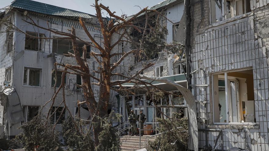 Volnovakha (Ukraine), 11/04/2022.- Russian servicemen guard near the destroyed local hospital building in downtown Volnovakha, Ukraine, 11 April 2022. Donetsk People's Republic official said that the housing stock of the city of Volnovakha was destroyed by 85 per cent, the city would have to be rebuilt. Fighting in a small town near Donetsk ended a few weeks ago and the city slowly returns to peaceful life. The ruins of houses are being dismantled, gas supply and electricity are being restored. Government offices, shops and schools begin to operate. On 24 February Russian troops had entered Ukrainian territory in what the Russian president declared a 'special military operation', resulting in fighting and destruction in the country, a huge flow of refugees, and multiple sanctions against Russia. (Rusia, Ucrania)