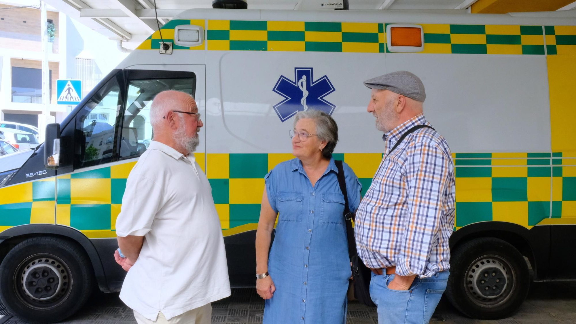 Paco, Nuria y Juan en el centro de salud de Estepa. Los tres son médicos retirados que han trabajado durante décadas en la Sierra Sur y hoy defienden la atención primaria como parte de Marea Blanca