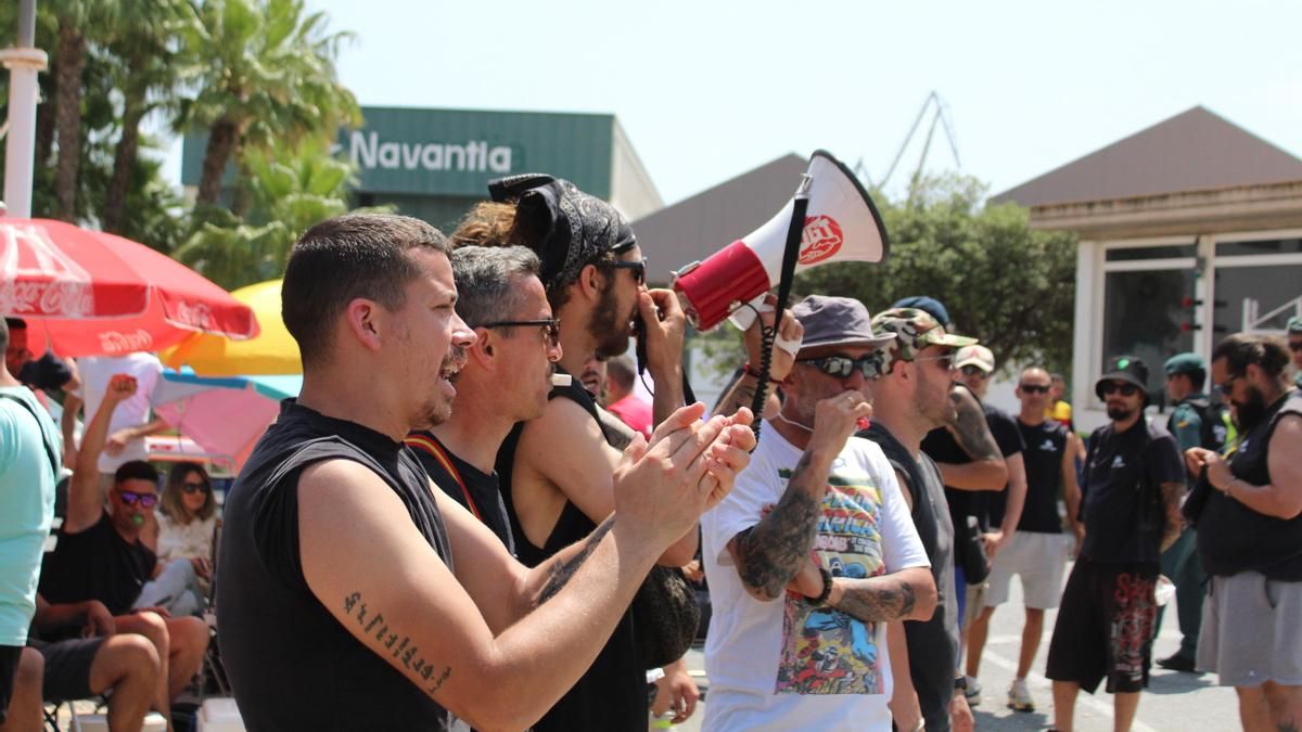 Las protestas se prolongan durante todo el día en las puertas principales del astillero de Navantia.