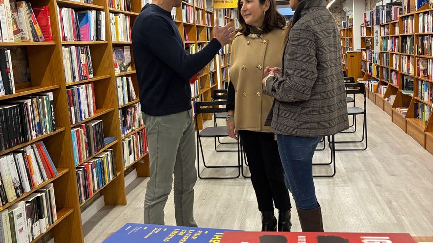 La consejera de Empleo, Empresa y Trabajo Autónomo, Rocío Blanco, junto a la primera teniente de alcalde del Ayuntamiento de Málaga y concejala de Comercio, Elisa Pérez de Siles, informa del Día del Comercio de Andalucía.