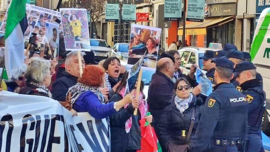 "Israel asesina, Almeida patrocina": protesta en Madrid por una exposición sobre los ataques de Hamás en un espacio municipal