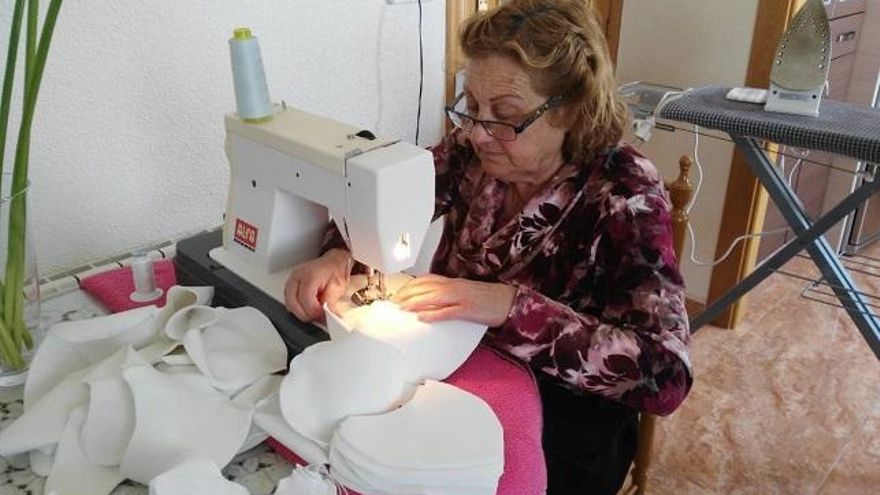 Una alcazareña voluntaria confecciona mascarillas en su domicilio