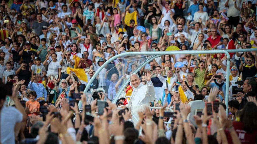 El Papa, a su llegada al Estadio Lluís Companys