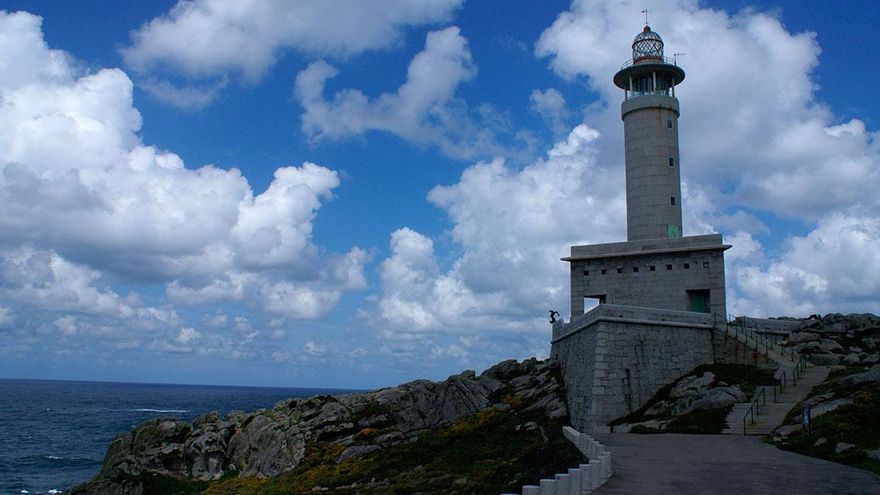 Es el faro más moderno de toda Galicia, tiene una altura de 39 metros y simula la proa de un barco