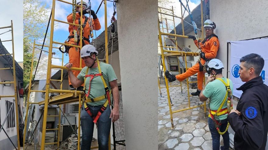 El trabajador cobra cada vez menos, el Gobierno le pisa más el salario y el empresario exige más en Davos