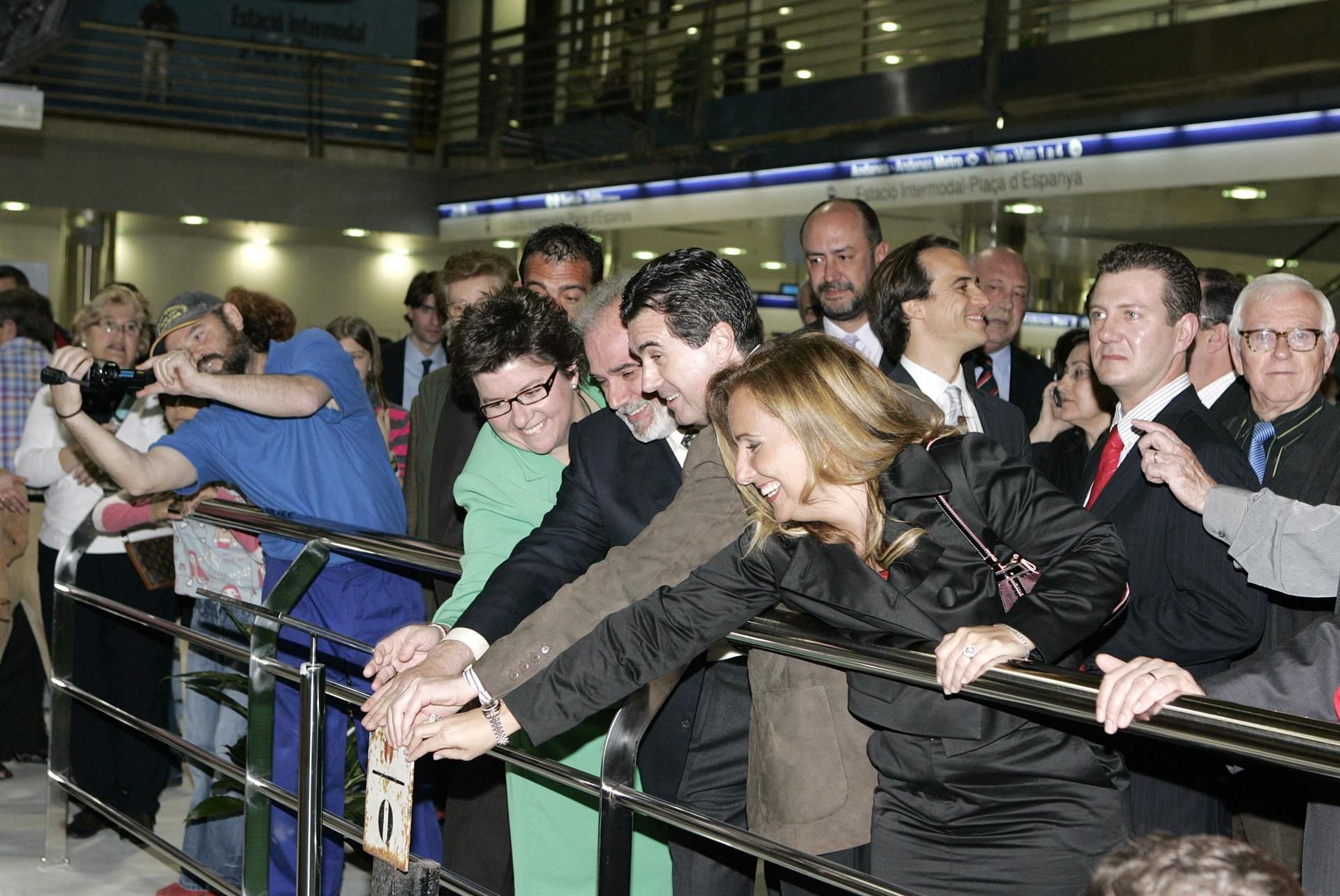 Jaume Matas (segundo derecha), acompañado de la exconsellera de Obras Públicas Mabel Cabrer (primera derecha) y la exalcaldesa de Palma Catalina Cirer, durante la inauguración de la estación intermodal