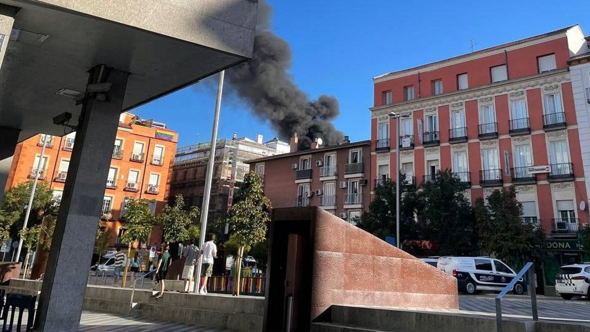 Un incendio en un edificio de la calle San Roque obliga a desalojar a sus vecinos y cubre de humo Malasaña
