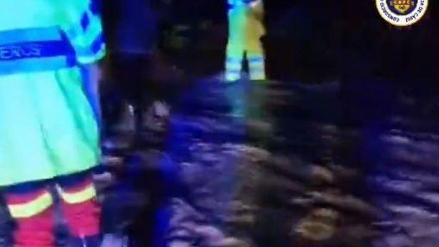 Efectivos de los Bomberos de Jerez rescatan a personas atrapadas en vehículos en la AP-4 por el desbordamiento de un arroyo