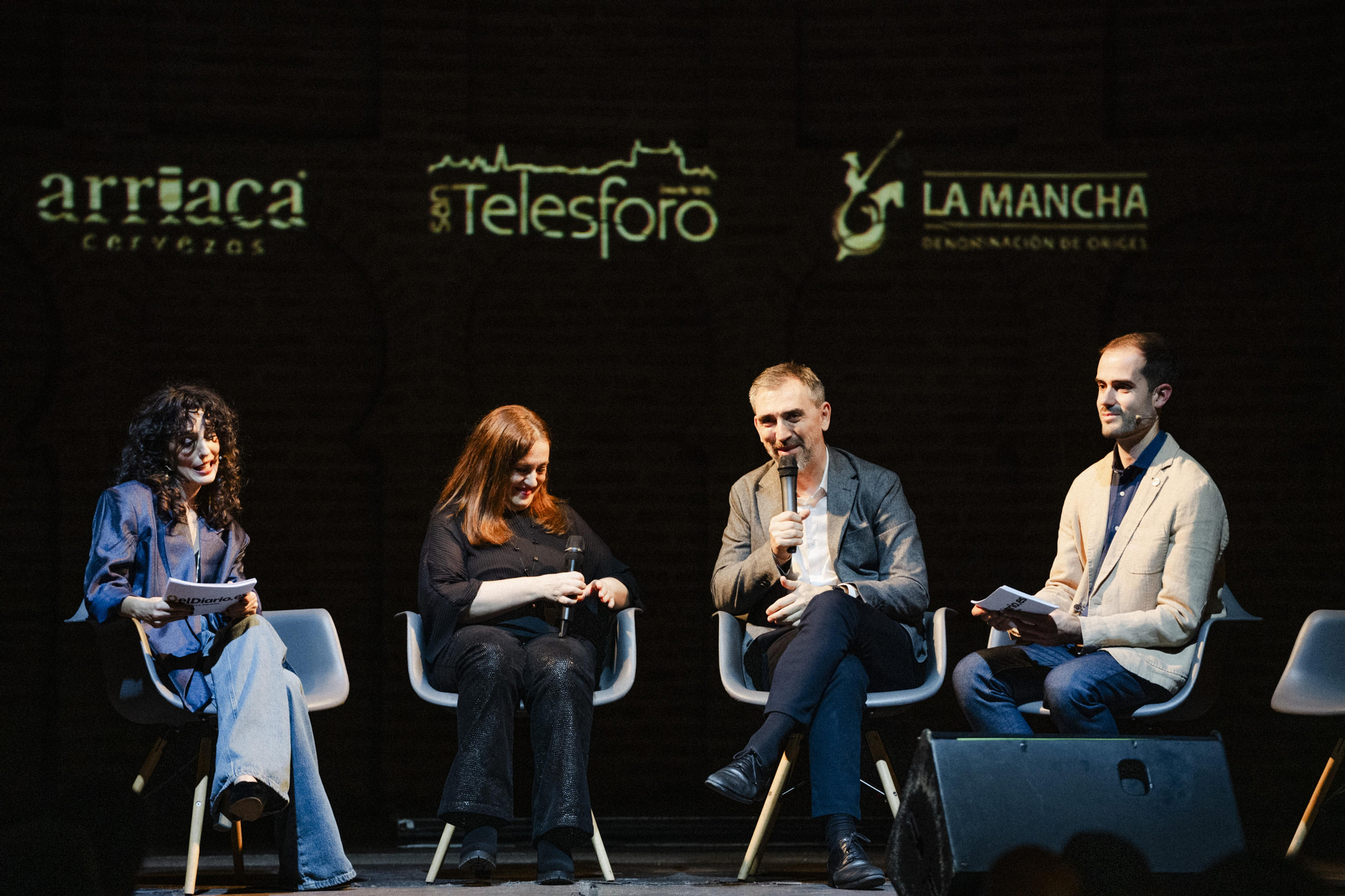 De izquierda a derecha: Itziar Machicado, Carmen Bachiller, directora de elDiario.es Castilla-La Mancha; Ignacio Escolar, director de elDiario.es; y Javier Muñoz de la Torre, durante una entrevista