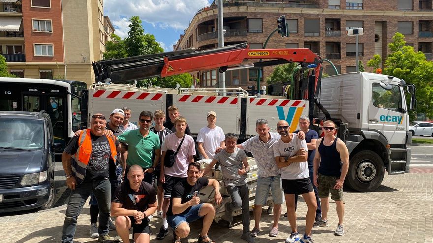 Voluntarios españoles y ucranianos cargaron en Pamplona camas de hospital destinadas a Ucrania.