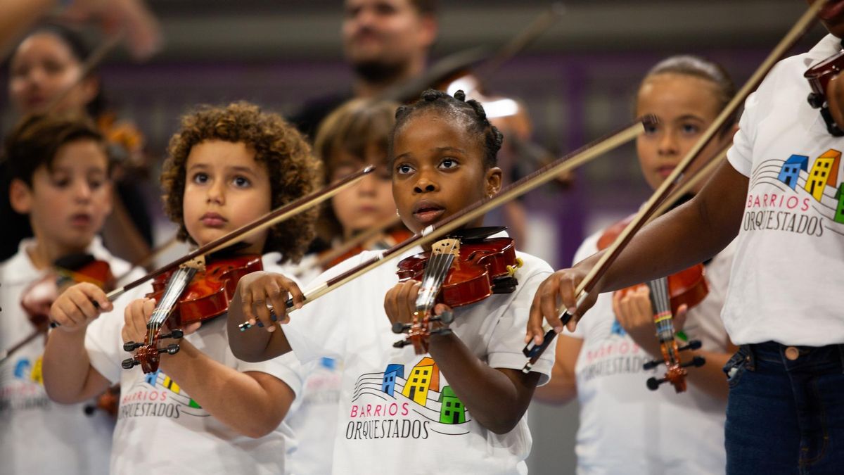 Niños participantes en el proyecto social y cultural Barrios Orquestados.