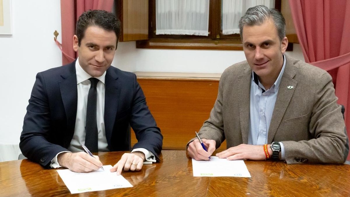 Teodoro García Egea firma el acuerdo de Mesa del Parlamento andaluz con Ortega Smith.