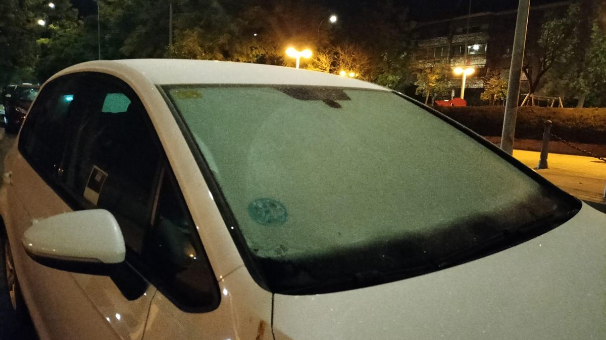 Un vehículo helado en Córdoba capital este 7 de enero de 2026.