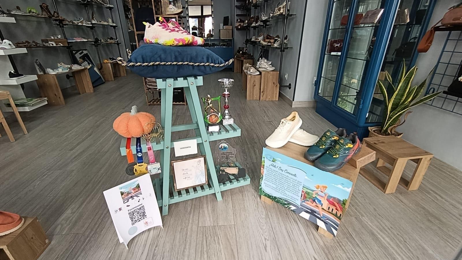 Las zapatillas deportivas de 'Cenicienta' en un escaparate de 'Ruteando cuentos'.