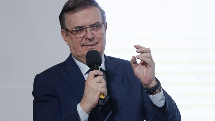 México acuerda con empresas impulsar productos nacionales en supermercados y plataformas