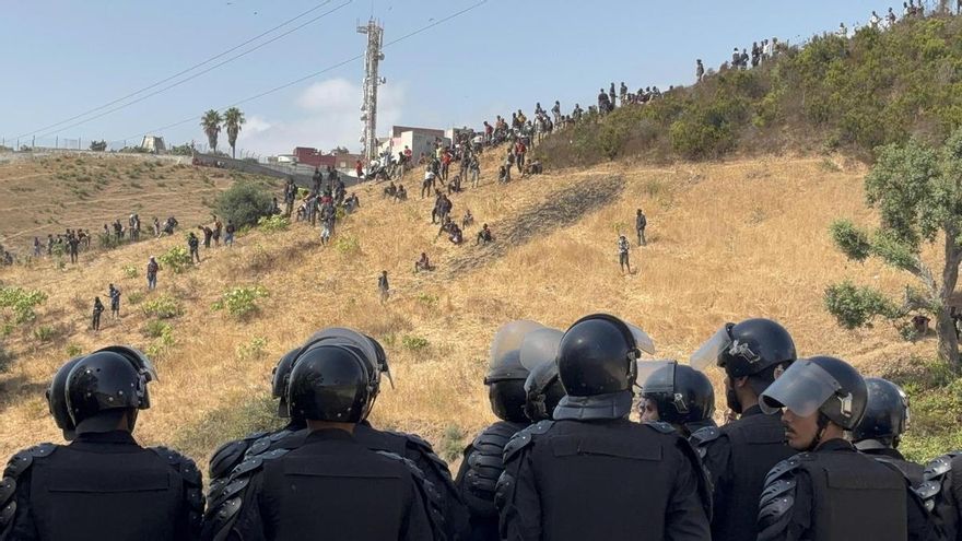 Marruecos asegura que ha frenado un intento de cientos de migrantes de alcanzar Ceuta