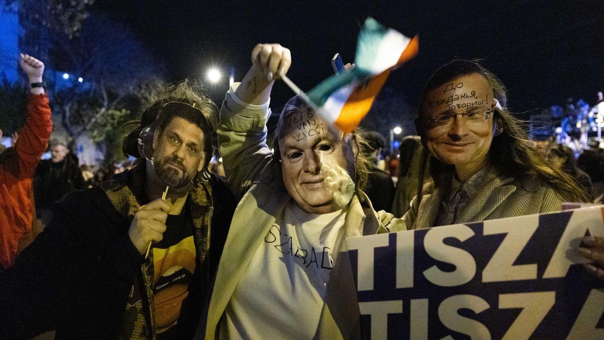 Seguidores de Péter Magyar posan con caretas de Orbán y gente de su círculo.