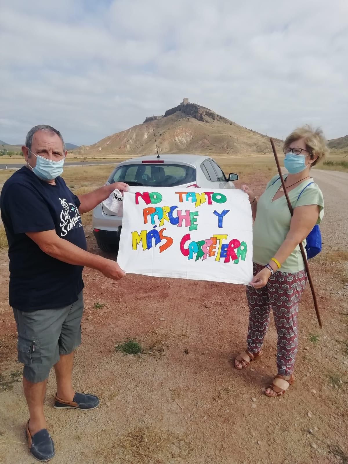 Vecinos de la comarca conquense de Moya protestan por el estado de la carretera CUV 5003