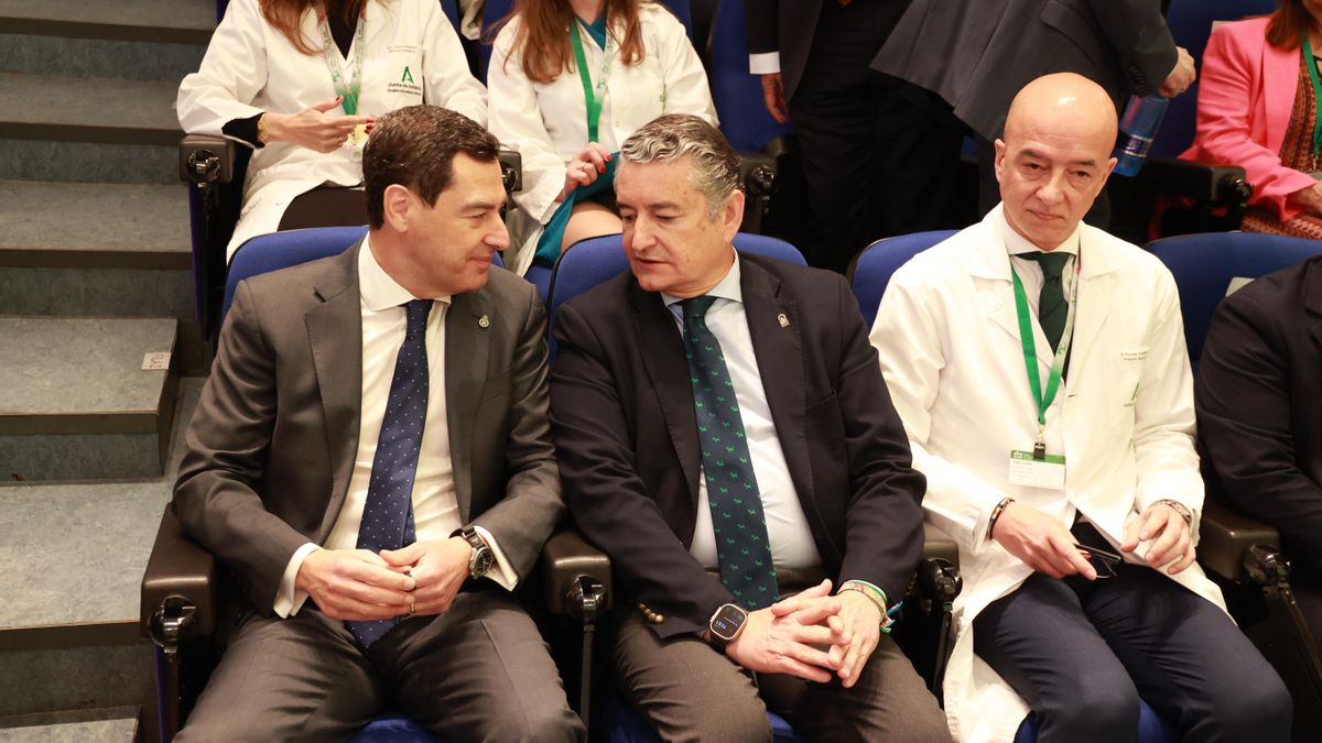 El presidente de la Junta, Juanma Moreno (i), junto al consejero de Sanidad, Antonio Sanz (c) y el director gerente del Hospital Universitario Reina Sofía de Córdoba, Francisco Triviño (d), asisten al acto conmemorativo por el 50 aniversario del hospital.