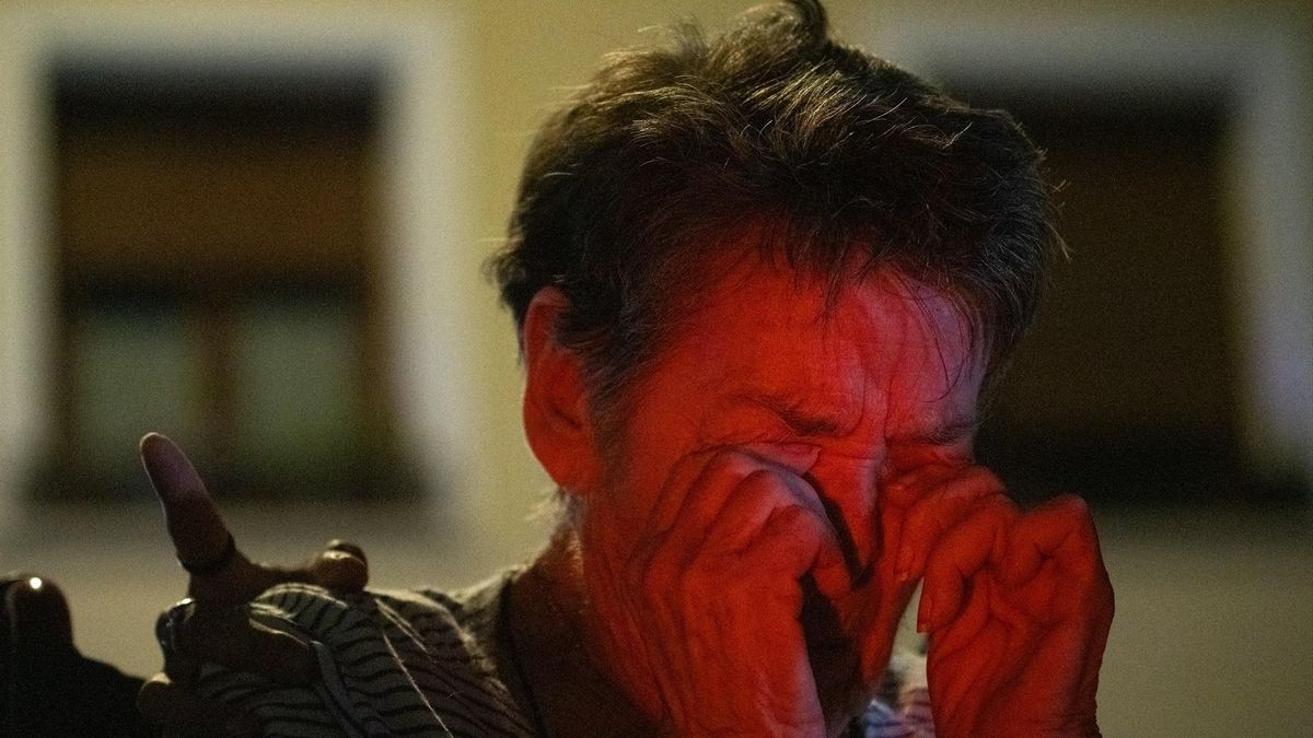 Maricarmen llora emocionada durante una concentración bajo el lema ‘Maricarmen se queda’, a 22 de septiembre de 2026, en Madrid (España).