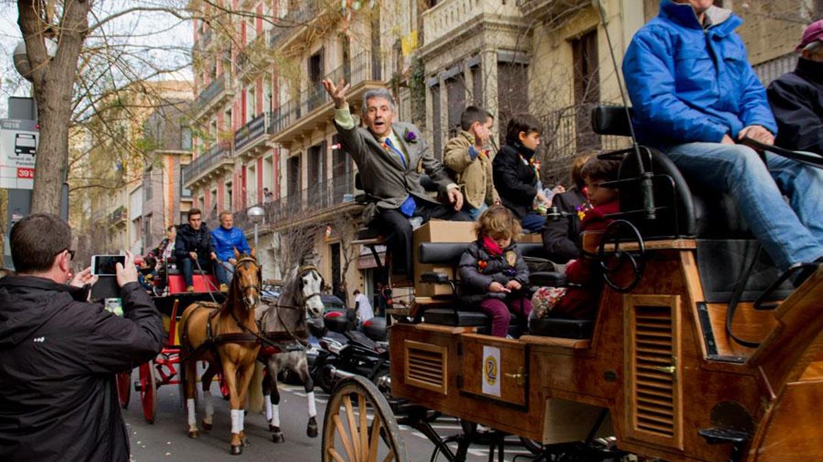 Las calles se llenan de caballos, carruajes y camiones que reparten golosinas entre un público entusiasta