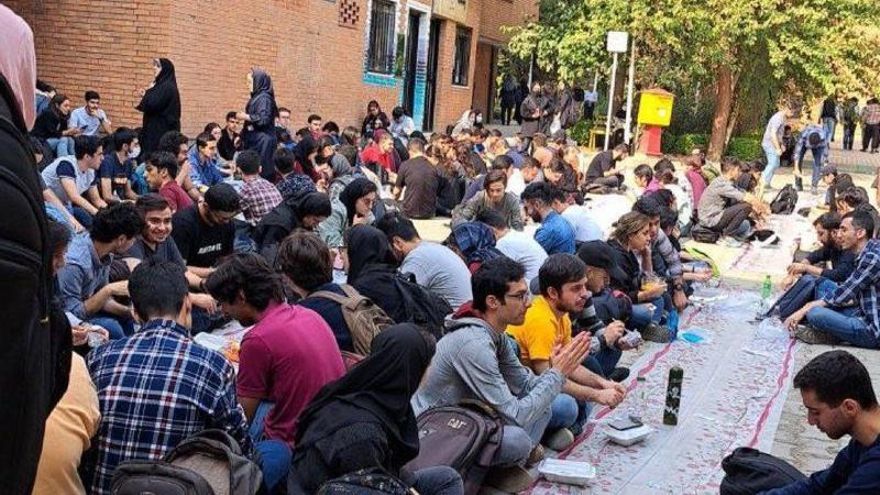 Estudiantes iraníes ignoran la segregación por sexos y comen juntos en una universidad de Teherán