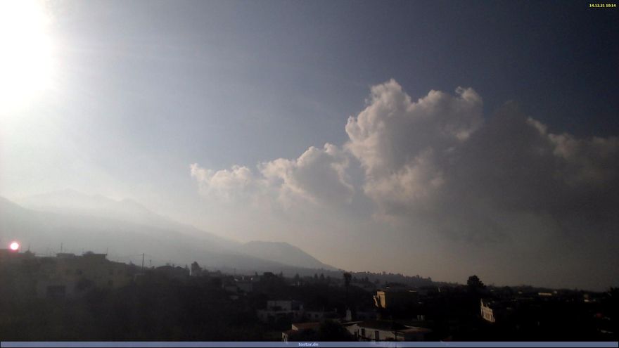 Imagen del volcán, a las 10.10 horas de este martes, captada de una webcam  instalada  en El Paso. 