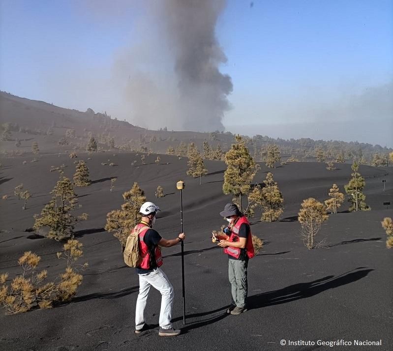 Imagen de archivo del  dos técnicos del Instituto Geográfico Nacional recabando datos de erupción del Tajogaite en de 2021.