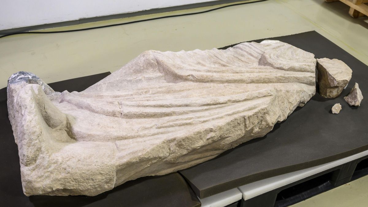 Las lluvias en Sevilla dejan al descubierto una escultura romana de más de 700 kilos