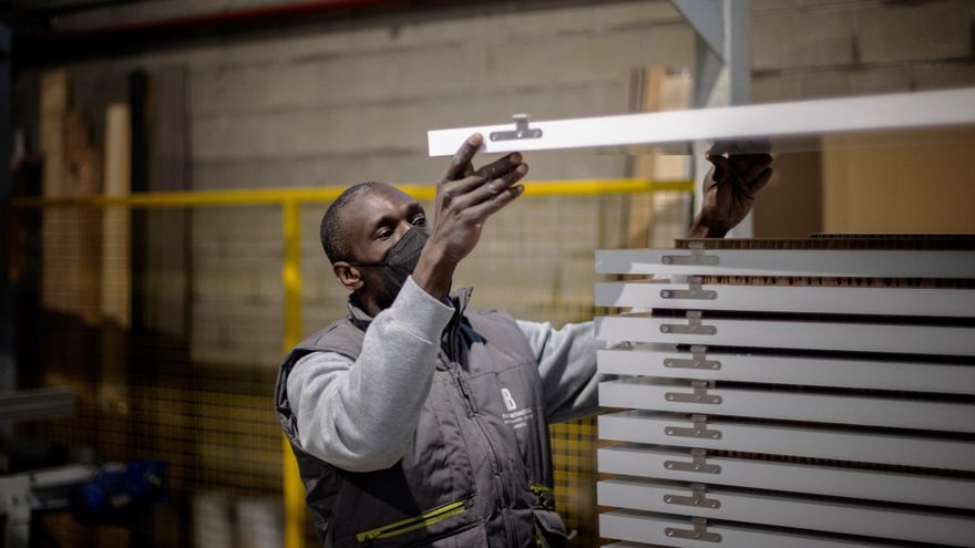 Los dos migrantes que intentaron salvar a Samuel Luiz, asesinado a golpes, despedidos de forma improcedente