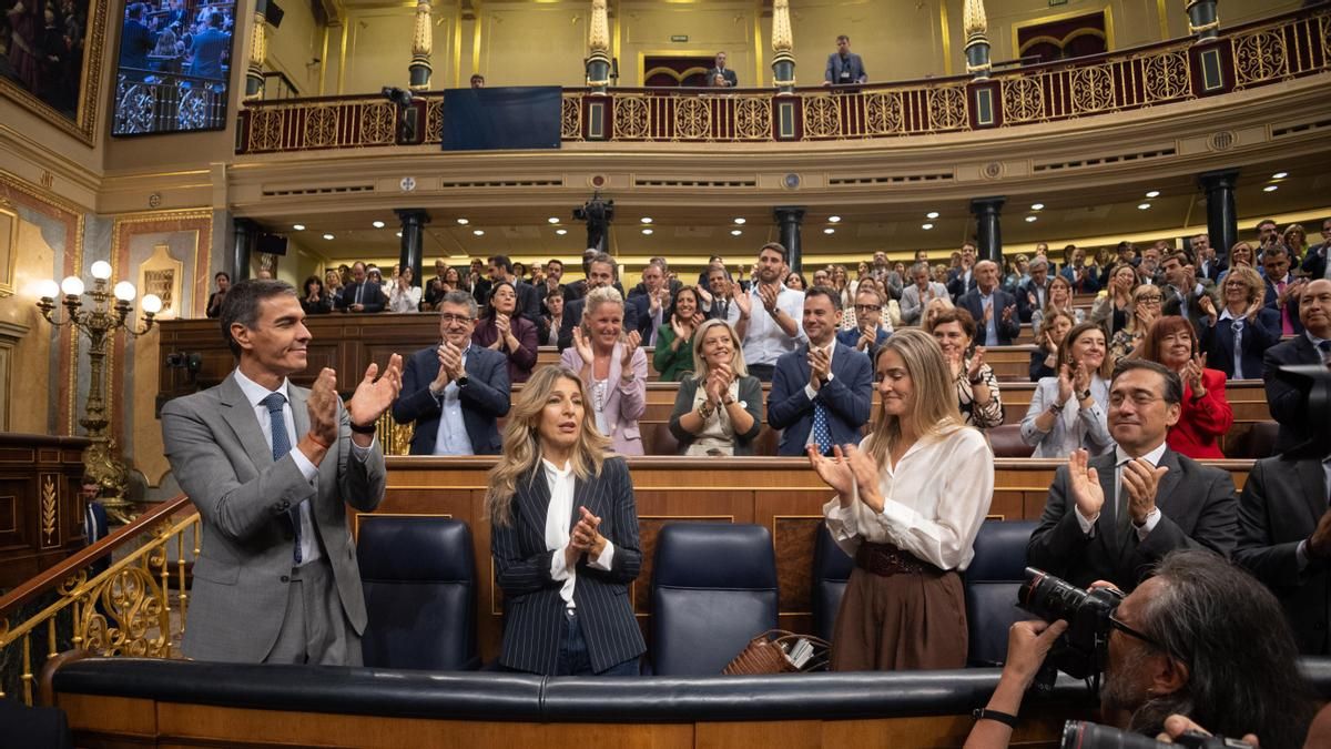 Los diputados del PSOE aplauden a Sánchez al llegar al pleno del Congreso donde se votaron los decretos de la vivienda.