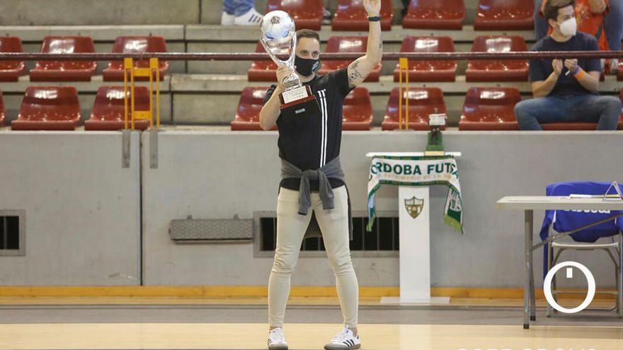 Manu Leal, con la Copa de Andalucía en Vista Alegre