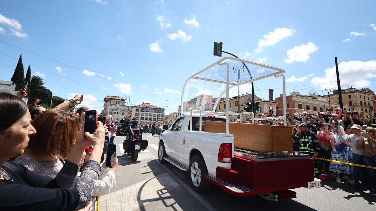 El féretro de Francisco atraviesa las calles de la ciudad italiana hasta Santa María la Mayor, donde ha sido inhumado. Es la primera vez en un siglo que un pontífice se entierra fuera del Vaticano.
