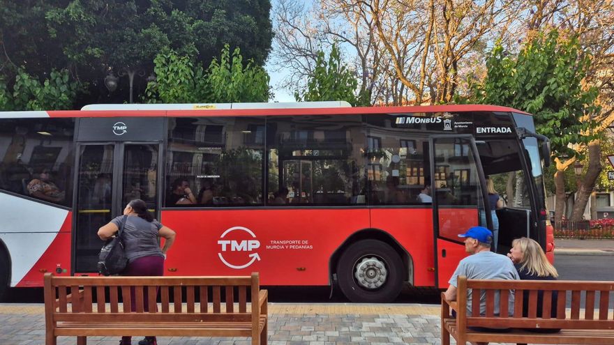 Ir en coche no es opcional en la Región de Murcia: el deficiente transporte público ata a los ciudadanos al vehículo privado
